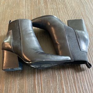 Kendall and Kylie ladies pointy toe boots in beautiful soft leather. Size 6 1/2.